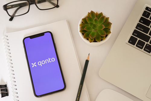 Téléphone avec logo Qonto